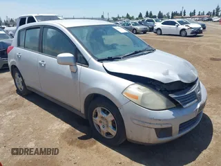 2007 Nissan Versa S z VIN 3N1BC13EX7L362219, wystawiony jako IAAI lot #42359806 z przebiegiem 153 173 mil mil oraz . Historia ofert i sprzedaży dostępna na DreamBid. Obrazek 1.