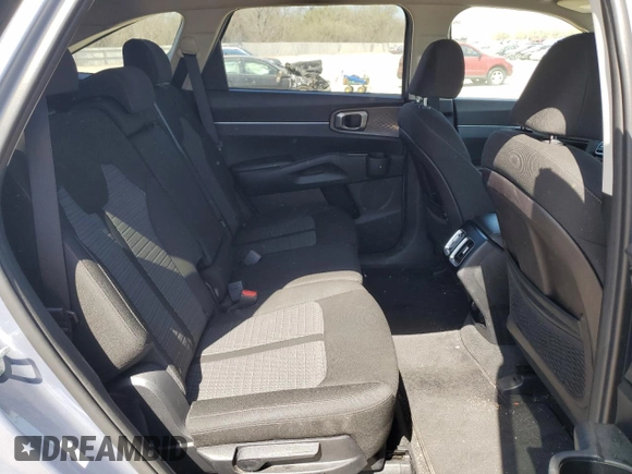 2022 Kia Sorento LX z VIN 5XYRG4LC2NG076613, wystawiony jako Copart lot #47830665 z przebiegiem 61 783 mil mil oraz Szkoda całkowita • Salvage title. Historia ofert i sprzedaży dostępna na DreamBid. Obrazek 11.