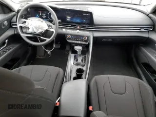 2024 Hyundai Elantra SEL z VIN KMHLM4DG9RU847309, wystawiony jako Copart lot #52327745 z przebiegiem 3 768 mil mil oraz Szkoda całkowita • Salvage title. Historia ofert i sprzedaży dostępna na DreamBid. Obrazek 8.