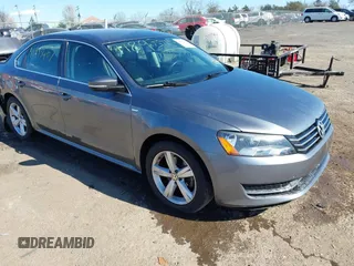 2014 Volkswagen Passat S z VIN 1VWAT7A31EC038420, wystawiony jako IAAI lot #41893467 z przebiegiem 116 826 mil mil oraz . Historia ofert i sprzedaży dostępna na DreamBid. Obrazek 1.