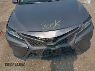 2018 Toyota Camry LE z VIN 4T1B11HK7JU033701, wystawiony jako IAAI lot #42417229 z przebiegiem 49 977 mil mil oraz . Historia ofert i sprzedaży dostępna na DreamBid. Obrazek 10.