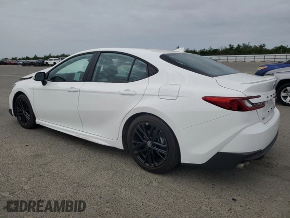 2025 Toyota Camry LE z VIN 4T1DAACK6SU021704, wystawiony jako Copart lot #53556115 z przebiegiem 2 600 mil mil oraz Szkoda całkowita • Salvage title. Historia ofert i sprzedaży dostępna na DreamBid. Obrazek 2.