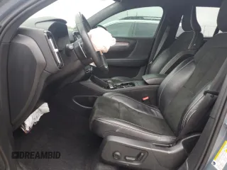 2020 Volvo XC40 R-Design with VIN YV4162UM4L2337658, listed as a Copart auction lot 61304505 with 105,673 mi miles and Salvage title. Bid and sale history available at DreamBid. Image 7.