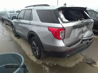 2022 Ford Explorer XLT z VIN 1FMSK8DH7NGB83988, wystawiony jako IAAI lot #41351547 z przebiegiem 60 668 mil mil oraz . Historia ofert i sprzedaży dostępna na DreamBid. Obrazek 3.