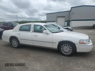 2005 Lincoln Town Car Signature z VIN 1LNHM81W75Y651123, wystawiony jako Copart lot #57106815 z przebiegiem 156 275 mil mil oraz Tytuł czysty. Historia ofert i sprzedaży dostępna na DreamBid. Obrazek 4.
