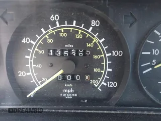 1986 Mercedes-Benz 190 E z VIN WDBDA24D0GF194753, wystawiony jako IAAI lot #42321094 z przebiegiem 135 395 mil mil oraz . Historia ofert i sprzedaży dostępna na DreamBid. Obrazek 7.