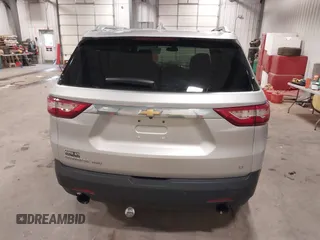 2018 Chevrolet Traverse LT Cloth z VIN 1GNEVGKW9JJ144070, wystawiony jako IAAI lot #42118002 z przebiegiem 142 006 mil mil oraz . Historia ofert i sprzedaży dostępna na DreamBid. Obrazek 17.