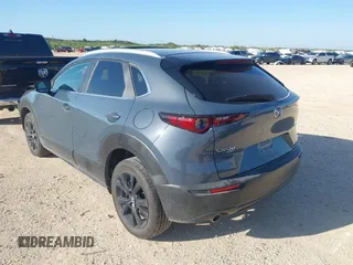 2025 Mazda CX-30 S Carbon Edition z VIN 3MVDMBCMXSM790941, wystawiony jako IAAI lot #42514372 z przebiegiem 17 235 mil mil oraz . Historia ofert i sprzedaży dostępna na DreamBid. Obrazek 3.