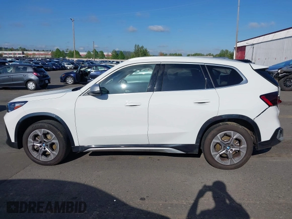 2024 BMW X1 xDrive28i с VIN WBX73EF0XR5Z50590, выставлен на аукционе IAAI как лот 42052219 с пробегом 3 158 миль миль и . История ставок и продаж доступна на DreamBid. Изображение 14.