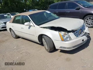 2008 Cadillac DTS 1SC z VIN 1G6KD57Y58U123399, wystawiony jako IAAI lot #42199861 z przebiegiem 60 008 mil mil oraz . Historia ofert i sprzedaży dostępna na DreamBid. Obrazek 1.