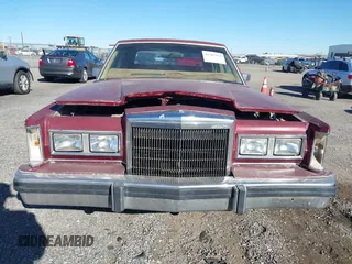 1984 Lincoln Town Car z VIN 1LNBP96FXEY671362, wystawiony jako IAAI lot #41367432 z przebiegiem 81 205 mil mil oraz . Historia ofert i sprzedaży dostępna na DreamBid. Obrazek 6.