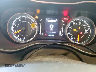 2019 Jeep Cherokee Latitude Plus z VIN 1C4PJLLB0KD160112, wystawiony jako Copart lot #61689185 z przebiegiem 72 019 mil mil oraz Szkoda całkowita • Salvage title. Historia ofert i sprzedaży dostępna na DreamBid. Obrazek 9.