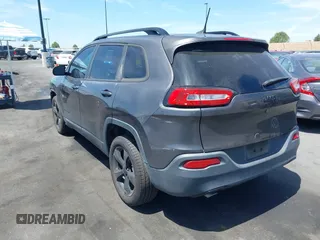 2018 Jeep Cherokee Latitude Tech Connect z VIN 1C4PJLCB8JD568422, wystawiony jako IAAI lot #42076237 z przebiegiem 88 382 mil mil oraz . Historia ofert i sprzedaży dostępna na DreamBid. Obrazek 3.
