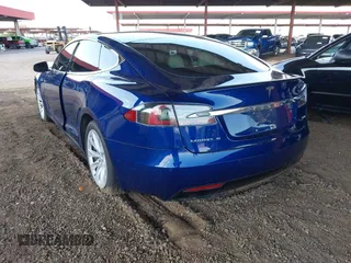 2017 Tesla Model S 100D z VIN 5YJSA1E21HF190815, wystawiony jako IAAI lot #42422004 z przebiegiem 99 938 mil mil oraz . Historia ofert i sprzedaży dostępna na DreamBid. Obrazek 3.