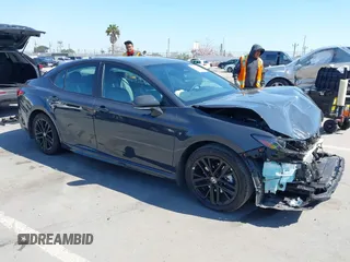 2025 Toyota Camry LE z VIN 4T1DAACK8SU570482, wystawiony jako IAAI lot #42152727 z przebiegiem 4 625 mil mil oraz . Historia ofert i sprzedaży dostępna na DreamBid. Obrazek 1.