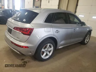 2024 Audi Q5 Premium z VIN WA1ABAFY1R2094807, wystawiony jako Copart lot #60664375 z przebiegiem 2 632 mil mil oraz Szkoda całkowita • Salvage title. Historia ofert i sprzedaży dostępna na DreamBid. Obrazek 3.