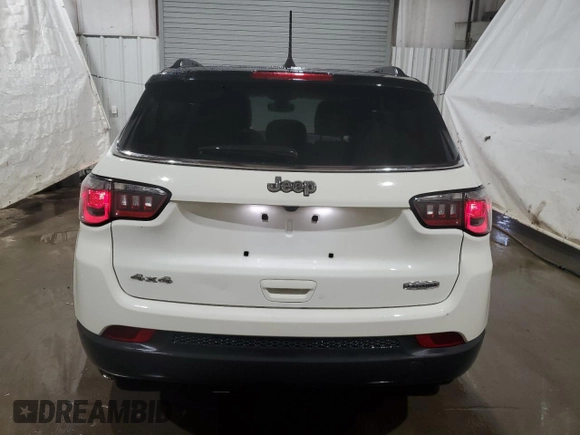 2020 Jeep Compass Latitude z VIN 3C4NJDBB3LT244287, wystawiony jako Copart lot #57587395 z przebiegiem 53 063 mil mil oraz Czysty tytuł • Clean title. Historia ofert i sprzedaży dostępna na DreamBid. Obrazek 6.