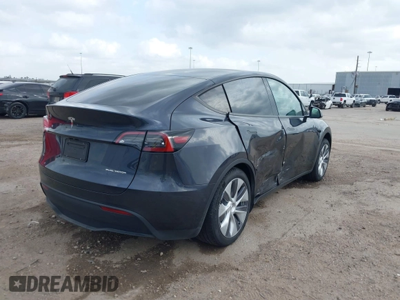 2024 Tesla Model Y Long Range with VIN 7SAYGDEE0RA261489, listed as a IAAI auction lot 41729325 with 5,060 mi miles. Bid and sale history available at carsss.com. Image 4.