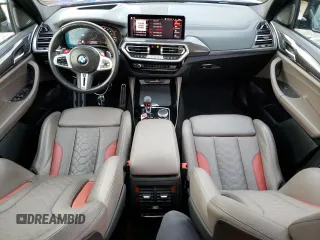 2022 BMW X3 M z VIN 5YM13EC09N9J58240, wystawiony jako Copart lot #39206934 z przebiegiem 9945 mil mil oraz . Historia ofert i sprzedaży dostępna na DreamBid. Obrazek 8.