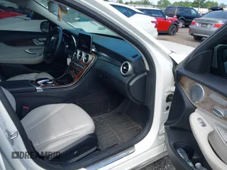2015 Mercedes-Benz C 300 Luxury z VIN 55SWF4KB0FU010485, wystawiony jako IAAI lot #42773611 z przebiegiem 91 343 mil mil oraz . Historia ofert i sprzedaży dostępna na DreamBid. Obrazek 5.