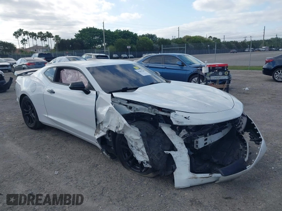 2021 Chevrolet Camaro 1LS z VIN 1G1FB1RX1M0101783, wystawiony jako IAAI lot #42095549 z przebiegiem 61 395 mil mil oraz . Historia ofert i sprzedaży dostępna na DreamBid. Obrazek 1.