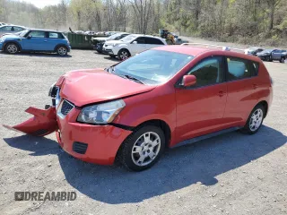 2009 Pontiac Vibe z VIN 5Y2SM670X9Z411338, wystawiony jako Copart lot #53886585 z przebiegiem 110 918 mil mil oraz Szkody całkowita. Historia ofert i sprzedaży dostępna na DreamBid. Obrazek 1.