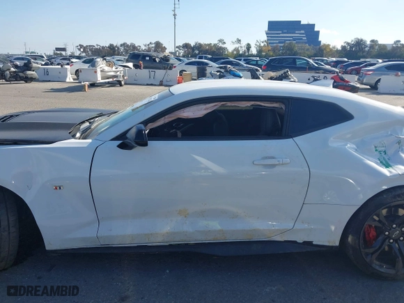 2020 Chevrolet Camaro 1SS with VIN 1G1FE1R72L0137049, listed as a IAAI auction lot 41507341 with 28,800 mi miles. Bid and sale history available at carsss.com. Image 15.