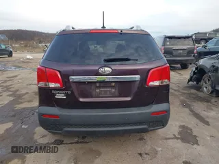 2011 Kia Sorento LX with VIN 5XYKTDA2XBG078757, listed as a IAAI auction lot 40937252 with 186,055 mi miles. Bid and sale history available at carsss.com. Image 17.