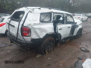 2024 Toyota Land Cruiser z VIN JTEABFAJ9RK004196, wystawiony jako IAAI lot #40875883 z przebiegiem 7 025 mil mil oraz . Historia ofert i sprzedaży dostępna na DreamBid. Obrazek 4.
