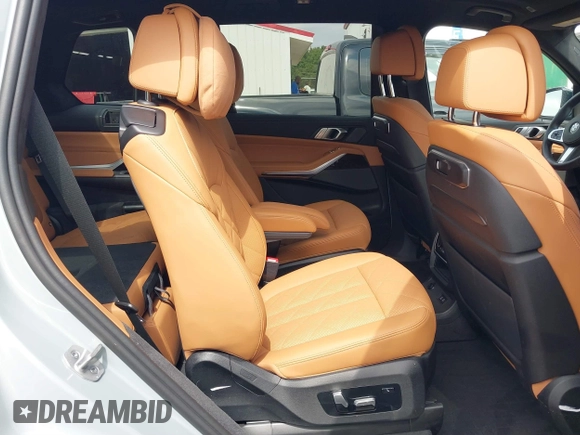2024 BMW X7 xDrive40i z VIN 5UX23EM07R9T99861, wystawiony jako IAAI lot #40400730 z przebiegiem 9 916 mil mil oraz . Historia ofert i sprzedaży dostępna na DreamBid. Obrazek 8.