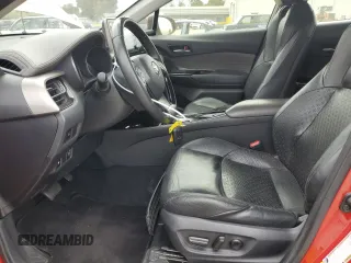 2021 Toyota C-HR LE z VIN JTNKHMBX2M1104830, wystawiony jako Copart lot #54757285 z przebiegiem 142 356 mil mil oraz Szkody całkowita. Historia ofert i sprzedaży dostępna na DreamBid. Obrazek 7.