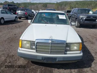 1993 Mercedes-Benz 300 with VIN WDBEA28E0PB988831, listed as a IAAI auction lot 41790609 with 197,915 mi miles and . Bid and sale history available at DreamBid. Image 6.