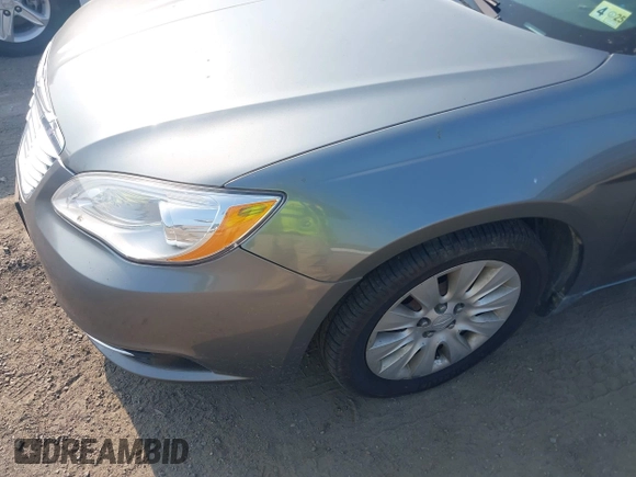 2013 Chrysler 200 LX z VIN 1C3CCBAG5DN724419, wystawiony jako IAAI lot #42428856 z przebiegiem 185 190 mil mil oraz . Historia ofert i sprzedaży dostępna na DreamBid. Obrazek 6.