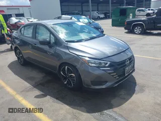 2024 Nissan Versa SR z VIN 3N1CN8FV1RL850996, wystawiony jako IAAI lot #42018514 z przebiegiem 10 821 mil mil oraz . Historia ofert i sprzedaży dostępna na DreamBid. Obrazek 1.