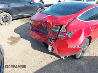 2020 Tesla Model 3 Standard Range Plus z VIN 5YJ3E1EA0LF611657, wystawiony jako IAAI lot #42046234 z przebiegiem 122 557 mil mil oraz . Historia ofert i sprzedaży dostępna na DreamBid. Obrazek 18.