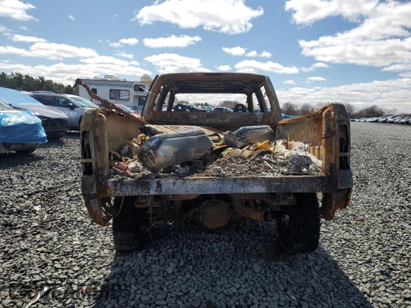 2000 Ford Super Duty F-250 XL with VIN 1FTNW21F0YEA21769, listed as a Copart auction lot 47771375 with 0 mi miles and Non Repairable. Bid and sale history available at carsss.com. Image 6.