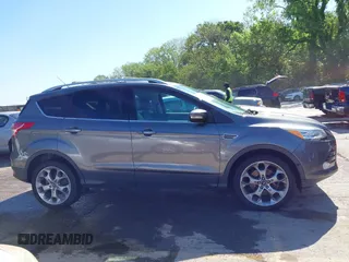2013 Ford Escape Titanium z VIN 1FMCU0J95DUB46340, wystawiony jako IAAI lot #42168222 z przebiegiem 108 268 mil mil oraz . Historia ofert i sprzedaży dostępna na DreamBid. Obrazek 13.