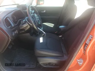 2017 Jeep Renegade Latitude z VIN ZACCJABB0HPF01331, wystawiony jako Copart lot #57250475 z przebiegiem 83 484 mil mil oraz Szkoda całkowita • Salvage title. Historia ofert i sprzedaży dostępna na DreamBid. Obrazek 7.