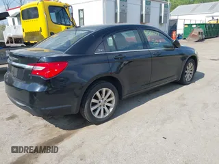 2013 Chrysler 200 Touring z VIN 1C3CCBBB1DN546558, wystawiony jako IAAI lot #42188477 z przebiegiem 164 678 mil mil oraz . Historia ofert i sprzedaży dostępna na DreamBid. Obrazek 4.