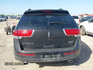 2013 Lincoln MKX z VIN 2LMDJ6JK8DBL28997, wystawiony jako IAAI lot #42061816 z przebiegiem 67 337 mil mil oraz . Historia ofert i sprzedaży dostępna na DreamBid. Obrazek 16.