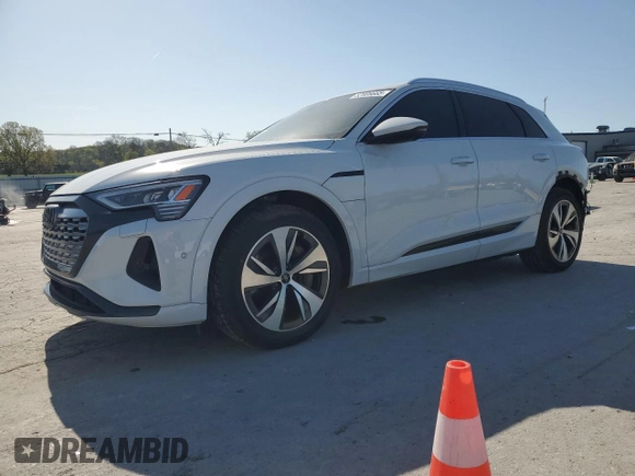 2024 Audi Q8 e-tron Premium Plus z VIN WA15AAGE7RB025662, wystawiony jako Copart lot #52006665 z przebiegiem 18 760 mil mil oraz Szkoda całkowita • Salvage title. Historia ofert i sprzedaży dostępna na DreamBid. Obrazek 1.