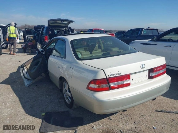 2000 Lexus ES 300 with VIN JT8BF28GXY0272800, listed as a IAAI auction lot 41639626 with 237,659 mi miles. Bid and sale history available at carsss.com. Image 3.