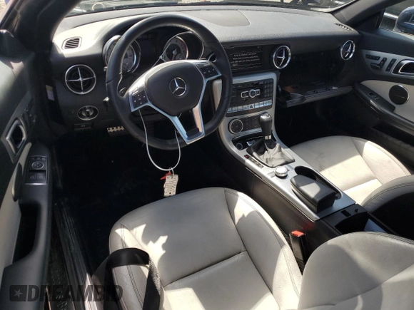 2012 Mercedes-Benz SLK 350 z VIN WDDPK5HA5CF031979, wystawiony jako Copart lot #55432335 z przebiegiem 39 428 mil mil oraz Szkoda całkowita • Salvage title. Historia ofert i sprzedaży dostępna na DreamBid. Obrazek 8.
