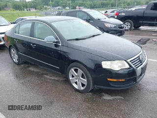 2008 Volkswagen Passat Komfort z VIN WVWAK73C58P053955, wystawiony jako IAAI lot #42214221 z przebiegiem 187 513 mil mil oraz . Historia ofert i sprzedaży dostępna na DreamBid. Obrazek 1.