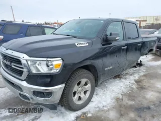 2020 Ram 1500 Big Horn z VIN 1C6RRFFG0LN334919, wystawiony jako IAAI lot #41916766 z przebiegiem 45 237 mil mil oraz . Historia ofert i sprzedaży dostępna na DreamBid. Obrazek 2.