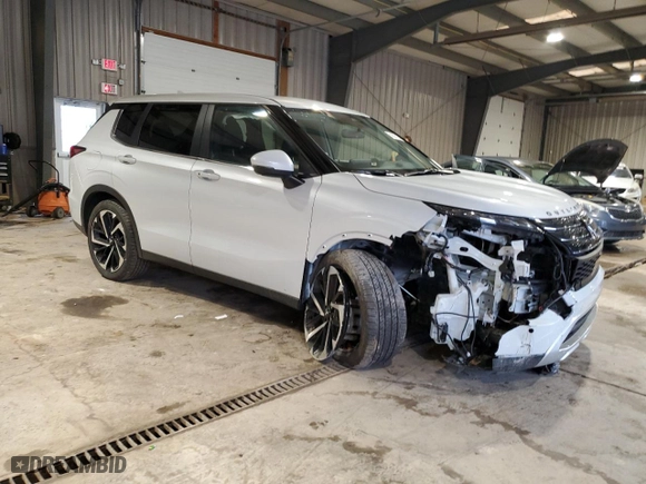 2024 Mitsubishi Outlander SE with VIN JA4J4VA85RZ054097, listed as a Copart auction lot 51607115 with 5,692 mi miles and Salvage Title. Bid and sale history available at carsss.com. Image 4.