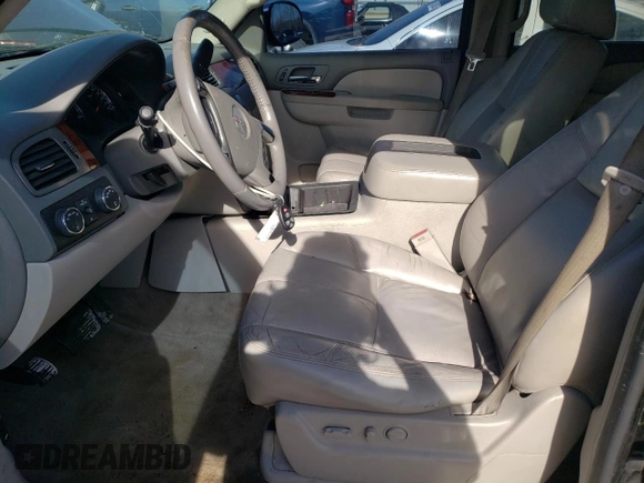 2010 GMC Yukon XL z VIN 1GKUKKE35AR211982, wystawiony jako Copart lot #43337575 z przebiegiem 246 457 mil mil oraz Szkoda całkowita • Salvage title. Historia ofert i sprzedaży dostępna na DreamBid. Obrazek 7.
