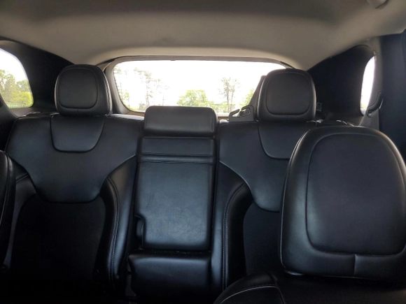 2019 Jeep Cherokee Latitude Plus z VIN 1C4PJLLB7KD241334, wystawiony jako Copart lot #52323575 z przebiegiem 82 570 mil mil oraz Szkoda całkowita • Salvage title. Historia ofert i sprzedaży dostępna na DreamBid. Obrazek 10.