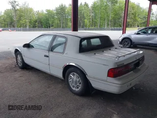 1992 Mercury Cougar z VIN 1MEPM6045NH646487, wystawiony jako IAAI lot #42345310 z przebiegiem 72 579 mil mil oraz . Historia ofert i sprzedaży dostępna na DreamBid. Obrazek 3.
