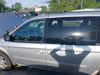 2005 Dodge Caravan SXT with VIN 2D4GP44LX5R540512, listed as a IAAI auction lot 42140912 with 259,855 mi miles and . Bid and sale history available at carsss.com. Image 6.
